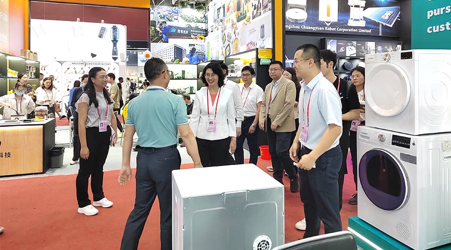 廣交會(huì)迎來(lái)大咖！江門(mén)市市長(zhǎng)親臨金環(huán)電器展位參觀(guān)交流